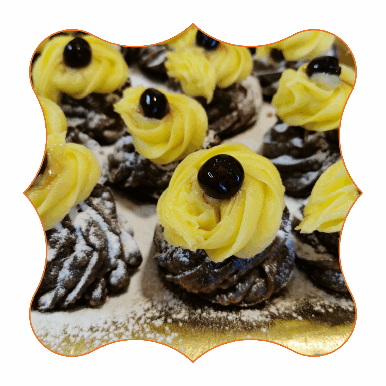 Zeppole di San Giuseppe al cacao con crema gialla e amarena, dolce tipico presentato su vassoio dorato.