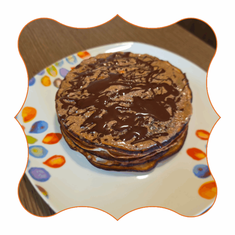 Pancake soffici con topping al cioccolato su piatto colorato – colazione golosa per tutta la famiglia