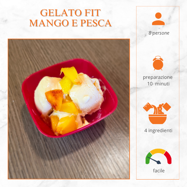 Gelato fit alle pesche e mango con cubetti di frutta fresca servito in coppetta rossa