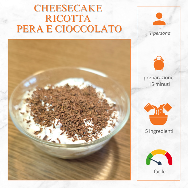 Cheesecake fit con ricotta, pera e scaglie di cioccolato servita in coppetta trasparente su tavolo in legno