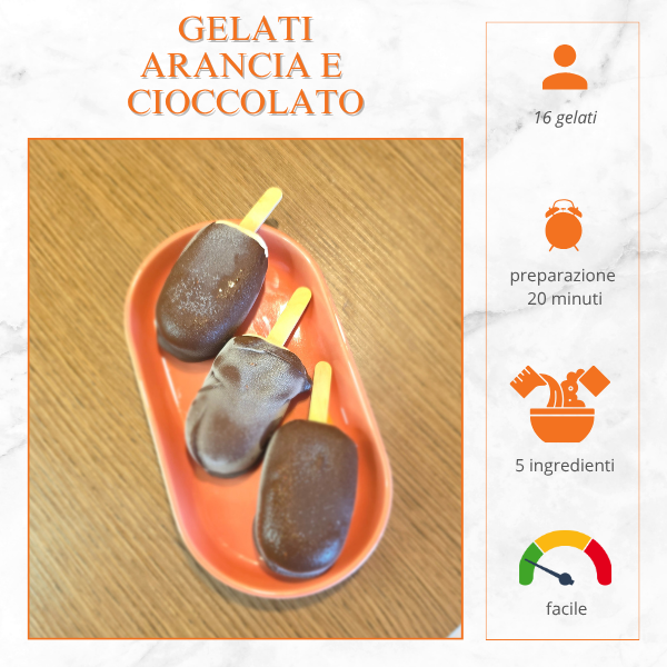 Tre gelati all’arancia ricoperti di cioccolato fondente serviti su un vassoio arancione
