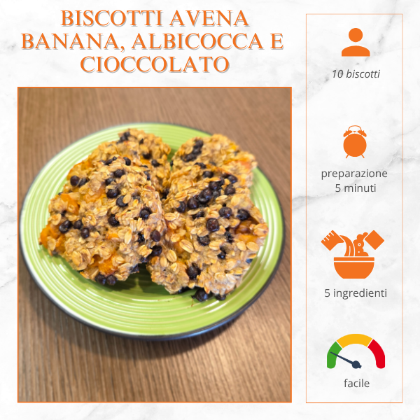Biscotti fit con fiocchi d’avena, banana, albicocche secche e gocce di cioccolato su piatto verde