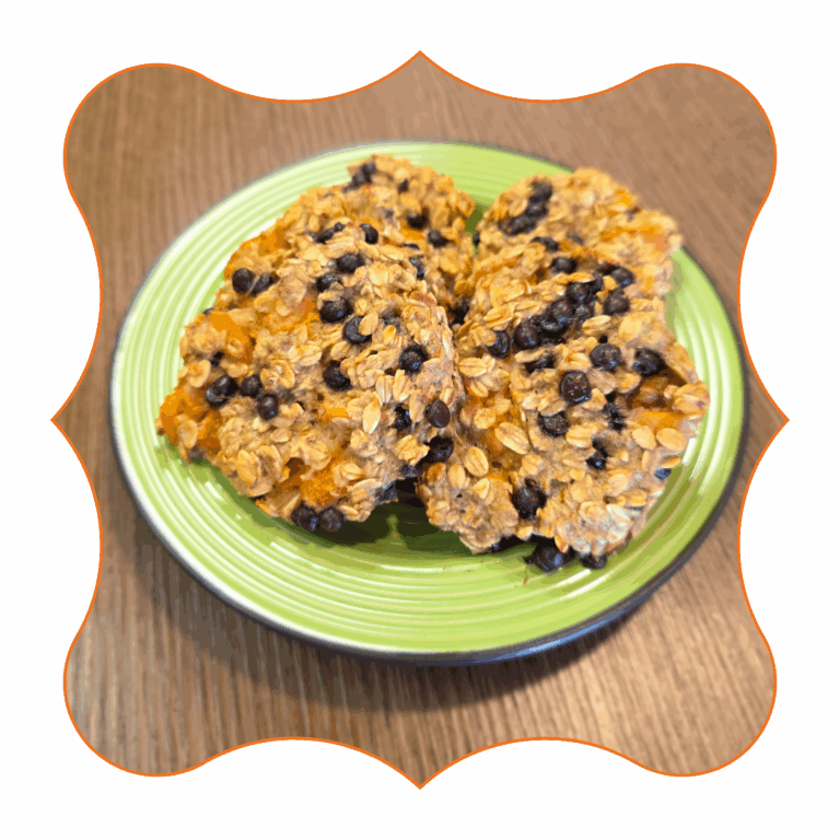 Biscotti fit con avena, banana, albicocche secche e gocce di cioccolato fondente su piatto verde
