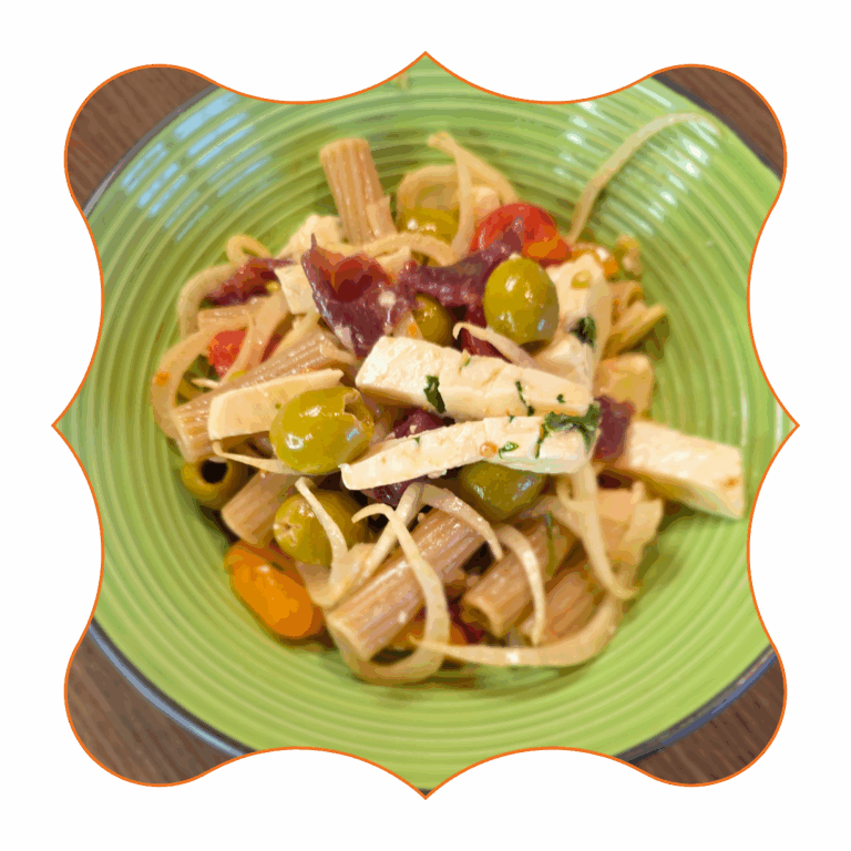 Piatto di pasta fredda con olive verdi, formaggio, pomodorini e prosciutto crudo – ricetta estiva Pasta Pazza in Vacanza