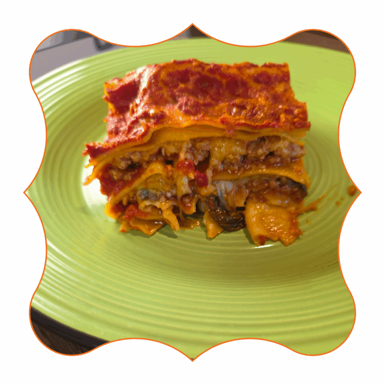 porzione di parmigiana di lasagne al forno con strati di pasta, ragù, verdure e formaggio su piatto verde