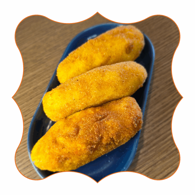 Crocchetta di patate e zucca dorata al forno, servita su piatto decorato.