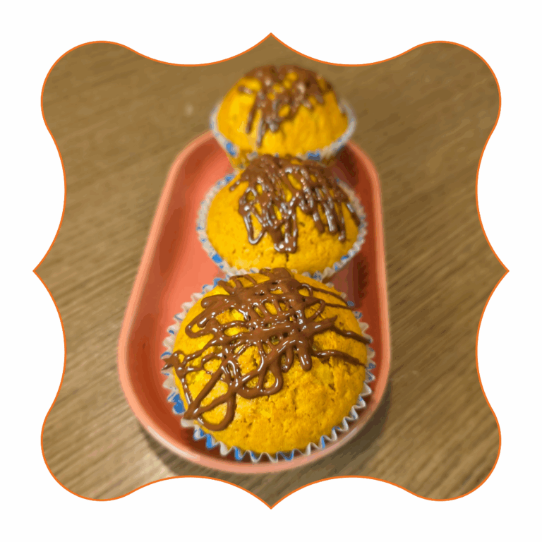 Muffin alla zucca decorati con cioccolato fuso, soffici e golosi, ricetta dolce autunnale.