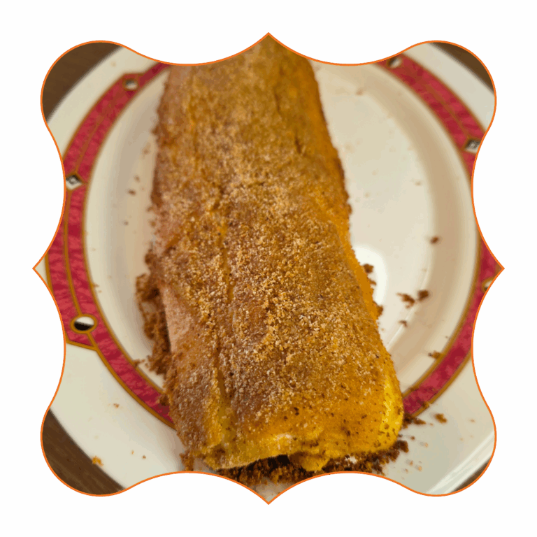 Rollè di zucca ripieno di scamorza e salsiccia servito su piatto decorato, secondo piatto autunnale dal gusto ricco e filante.